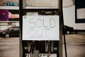 호주 임대 부족 심화, 에어비앤비 영향. 주유소 '매진' 표시, 연료 부족 비유.